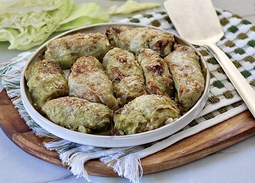 Roulades de chou vert, un plat complet léger et nourrissant.