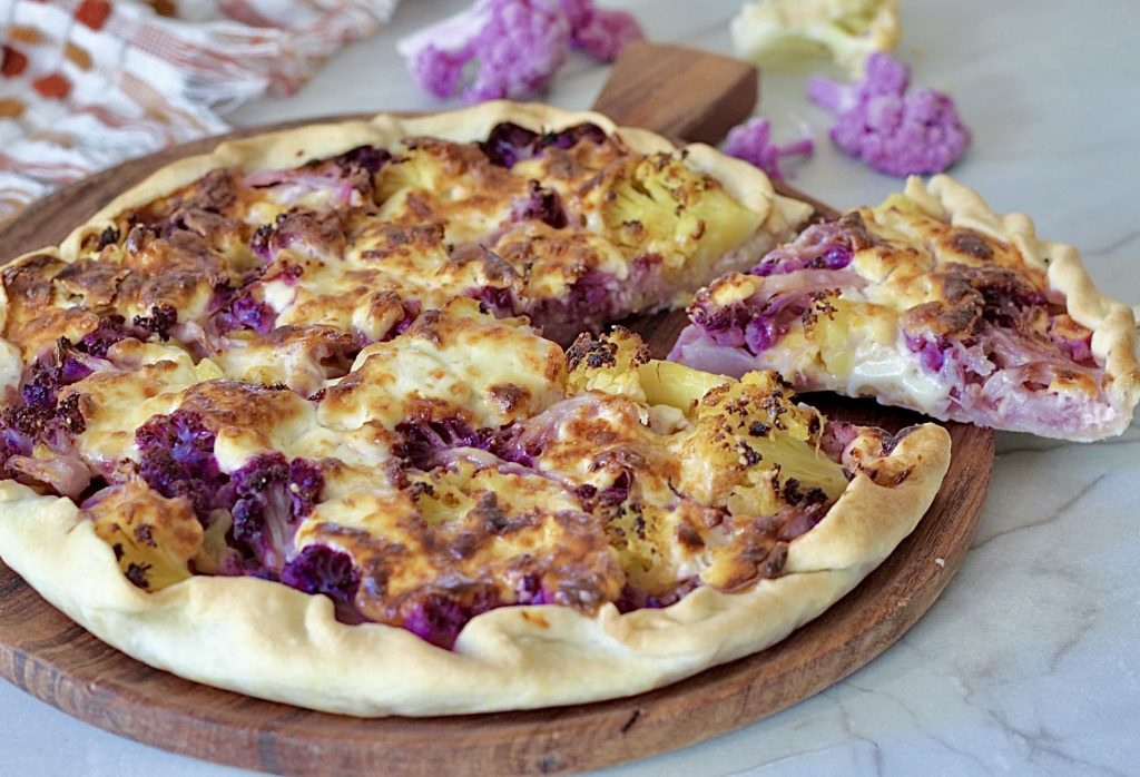 Quiche de chou-fleur violet et jaune avec cœur crémeux et fondant SANS ŒUFS