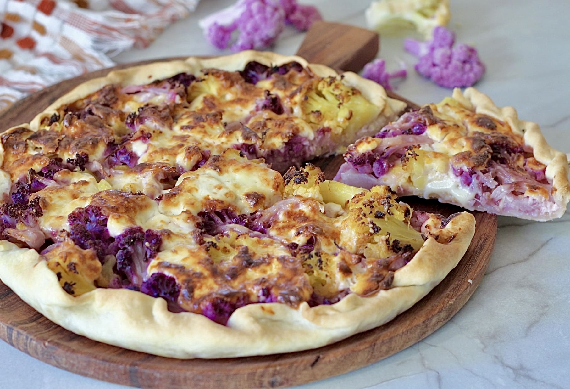 Quiche de chou-fleur violet et jaune avec cœur crémeux et fondant SANS ŒUFS