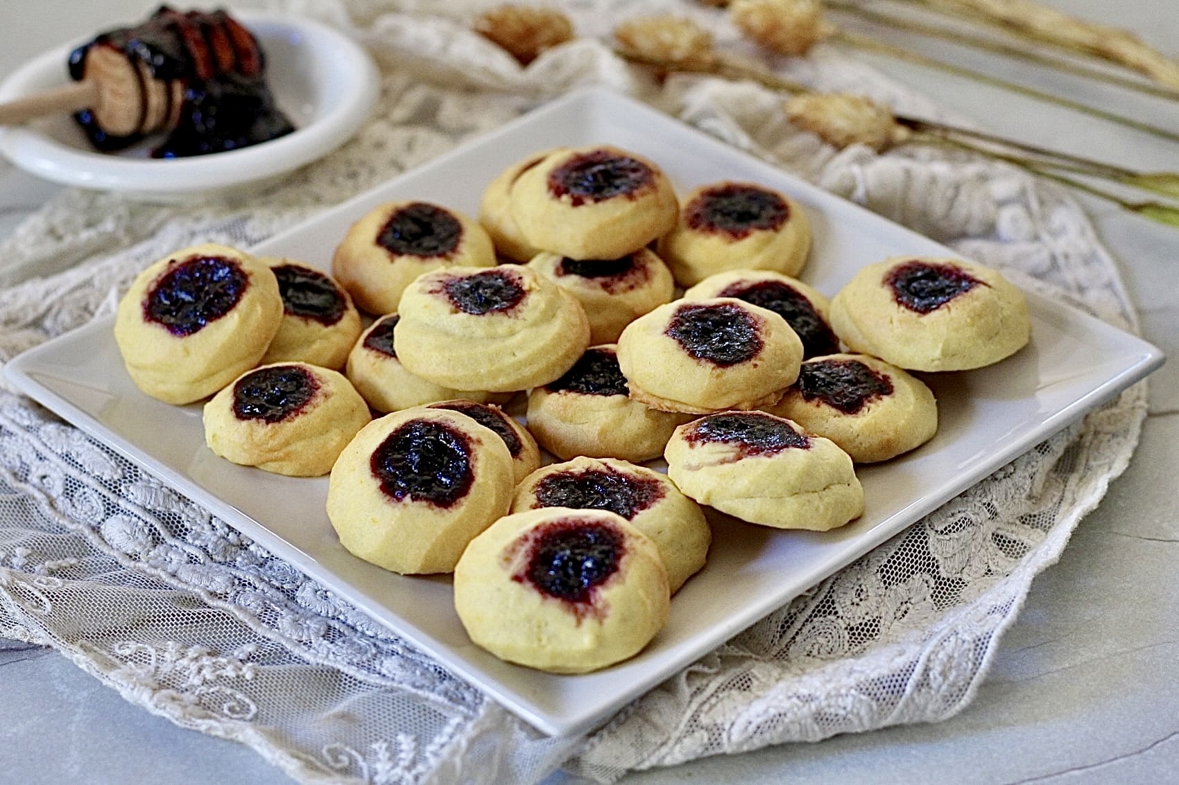 Petits biscuits de pâte sablée montés, si friables qu&rsquo;ils fondent dans la bouche.
