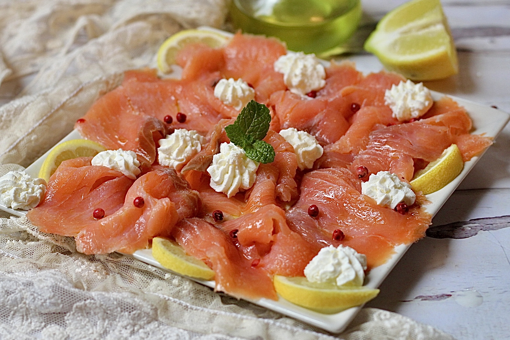 Carpaccio de saumon au citron, rapide et parfait pour toutes les occasions.