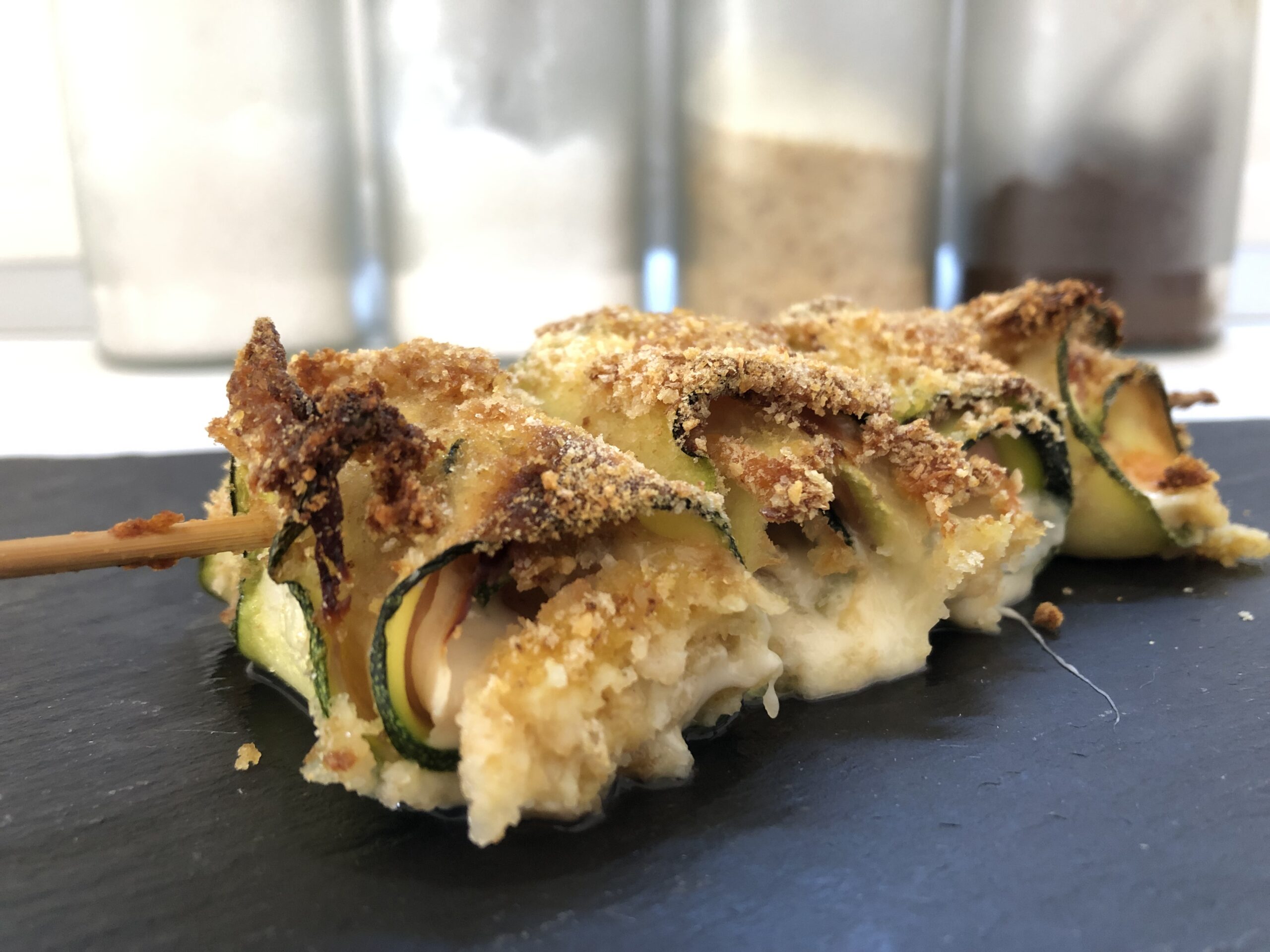 Brochettes de courgettes panées au four