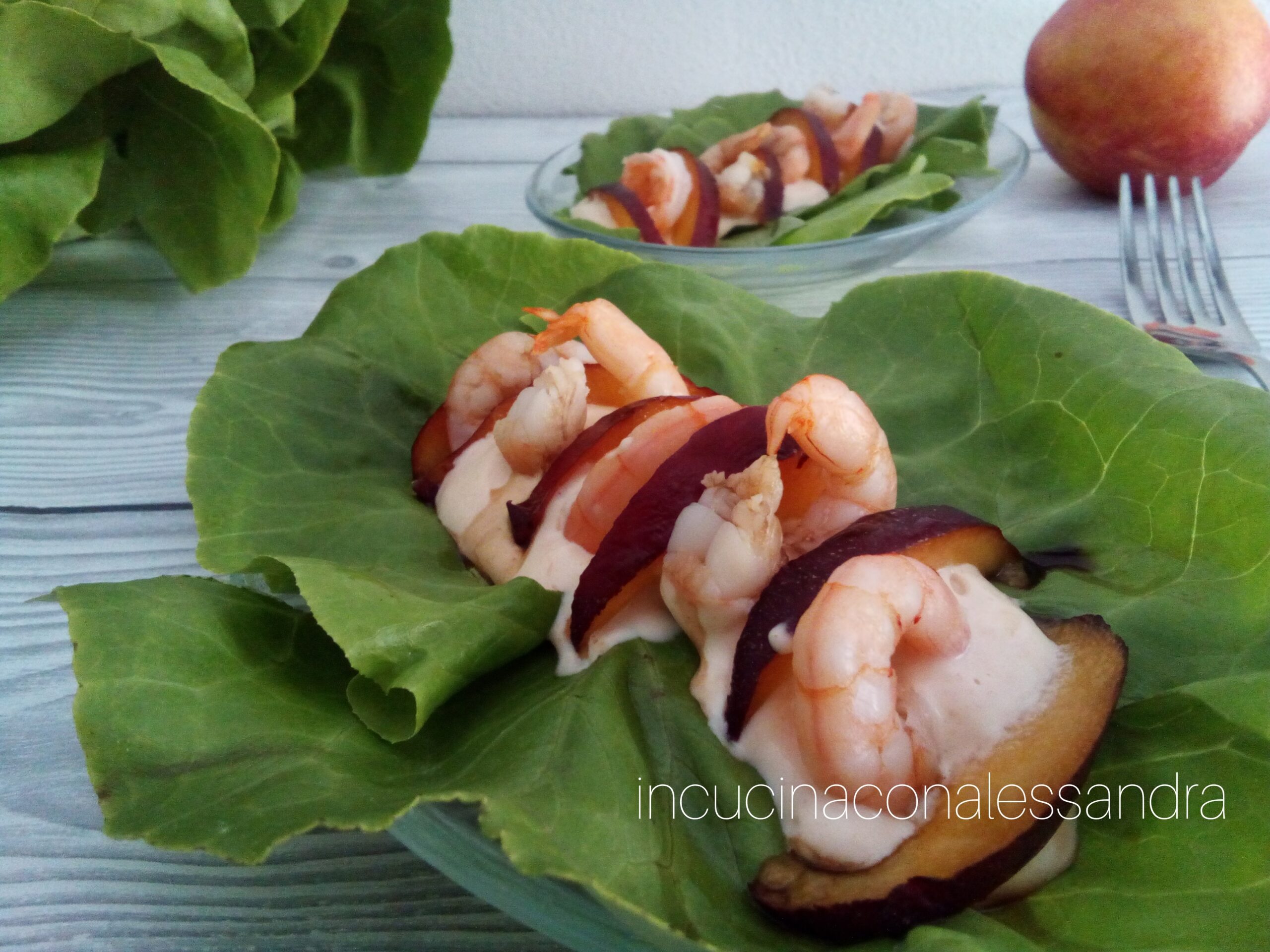 Entrée de crevettes et pêches en sauce cocktail