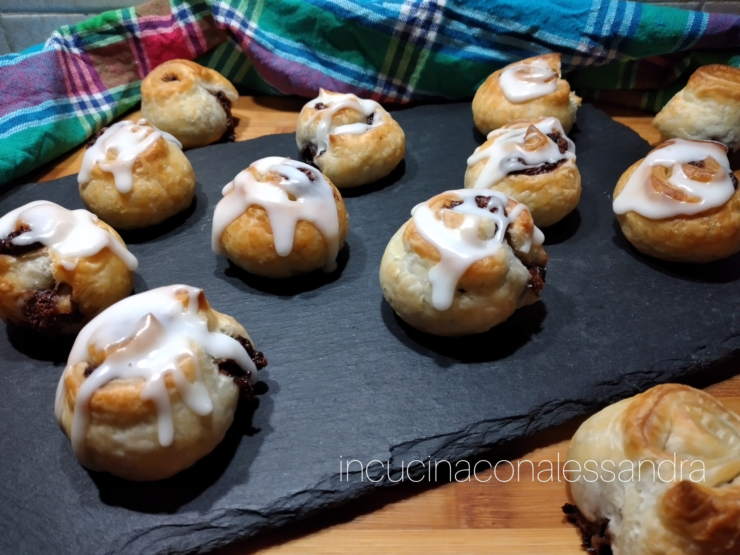 Rosettes de pâte feuilletée à la crème de noisettes