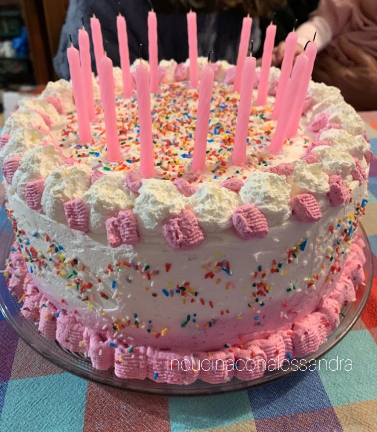 Gâteau d&rsquo;anniversaire décoré de crème blanche et rose