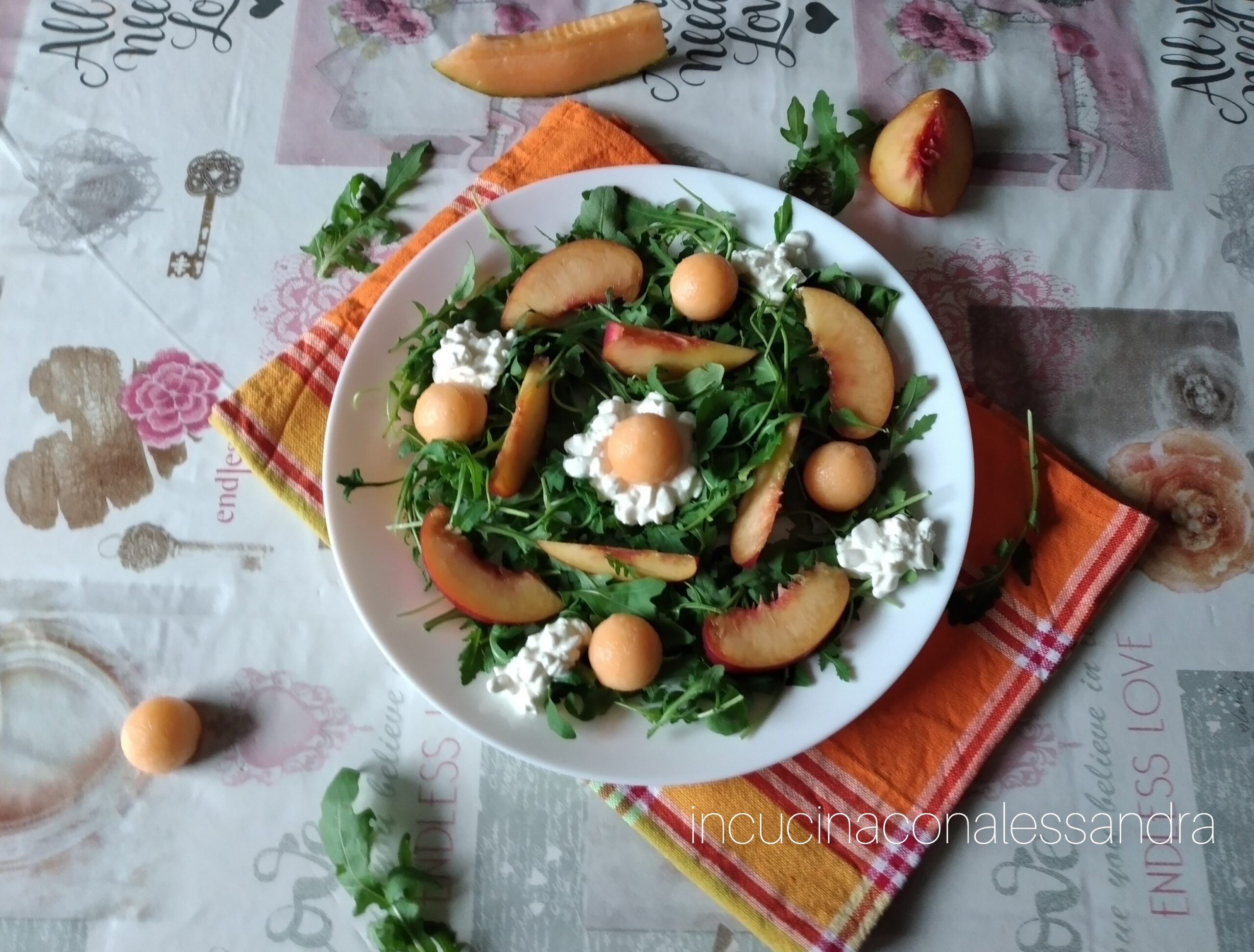 Salade d&rsquo;été roquette pêches et fromage blanc