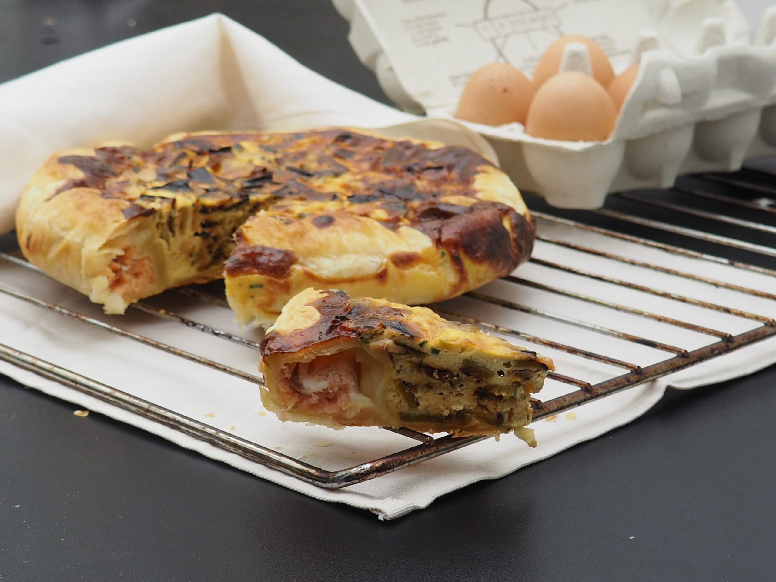 Tarte au saumon, courgettes grillées et crème