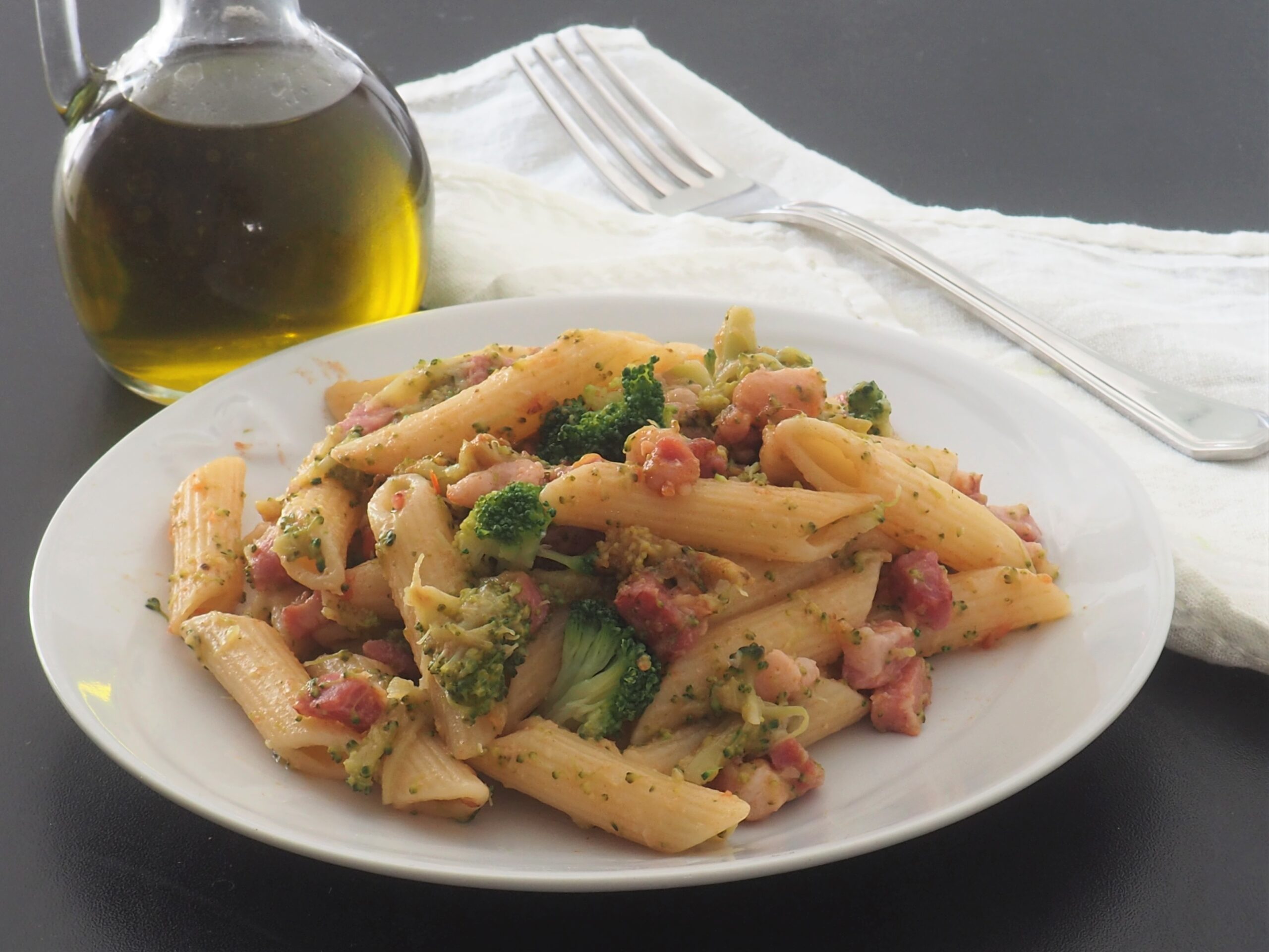 Penne avec brocoli, lardons et tomates