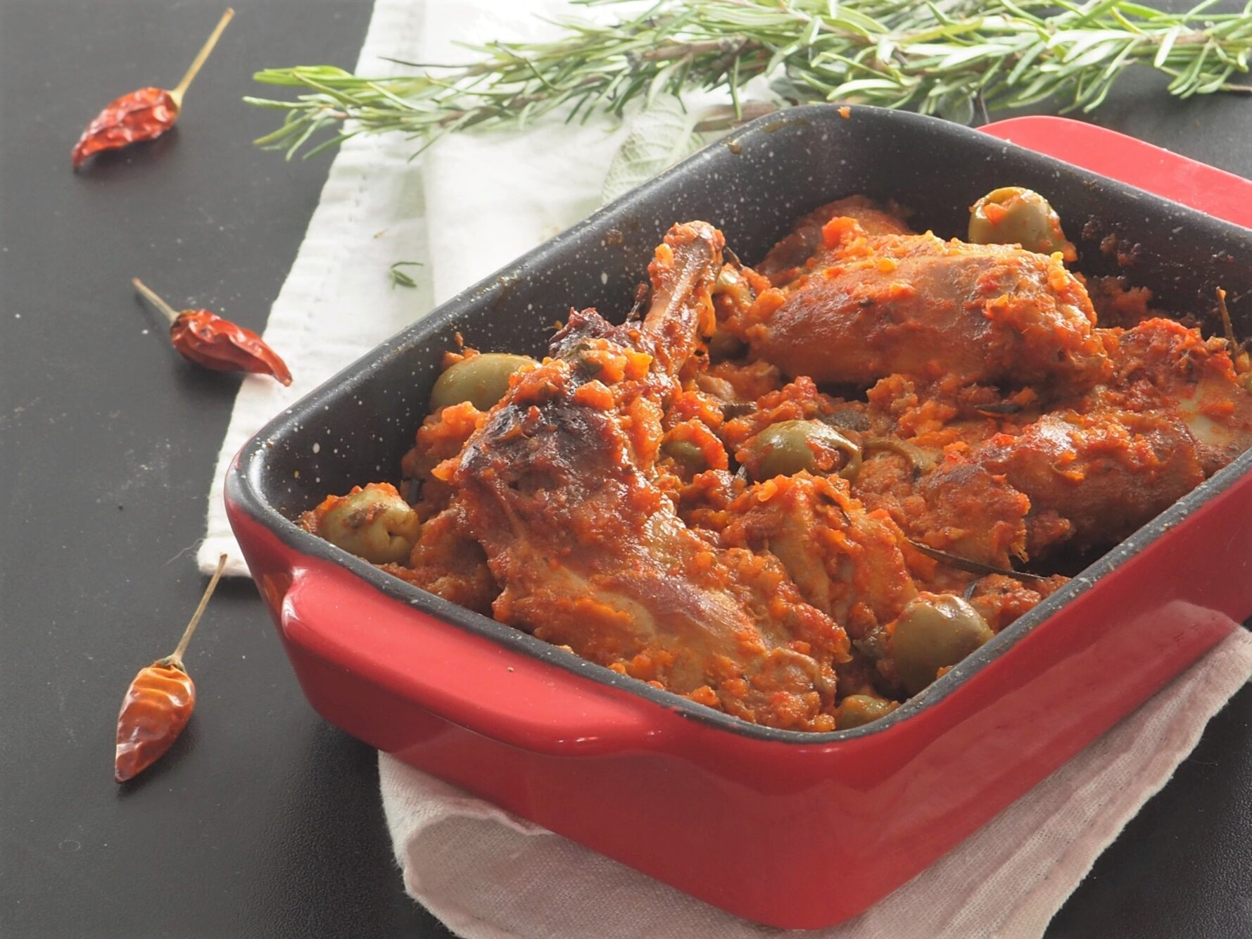 Lapin à la chasseur avec olives et câpres