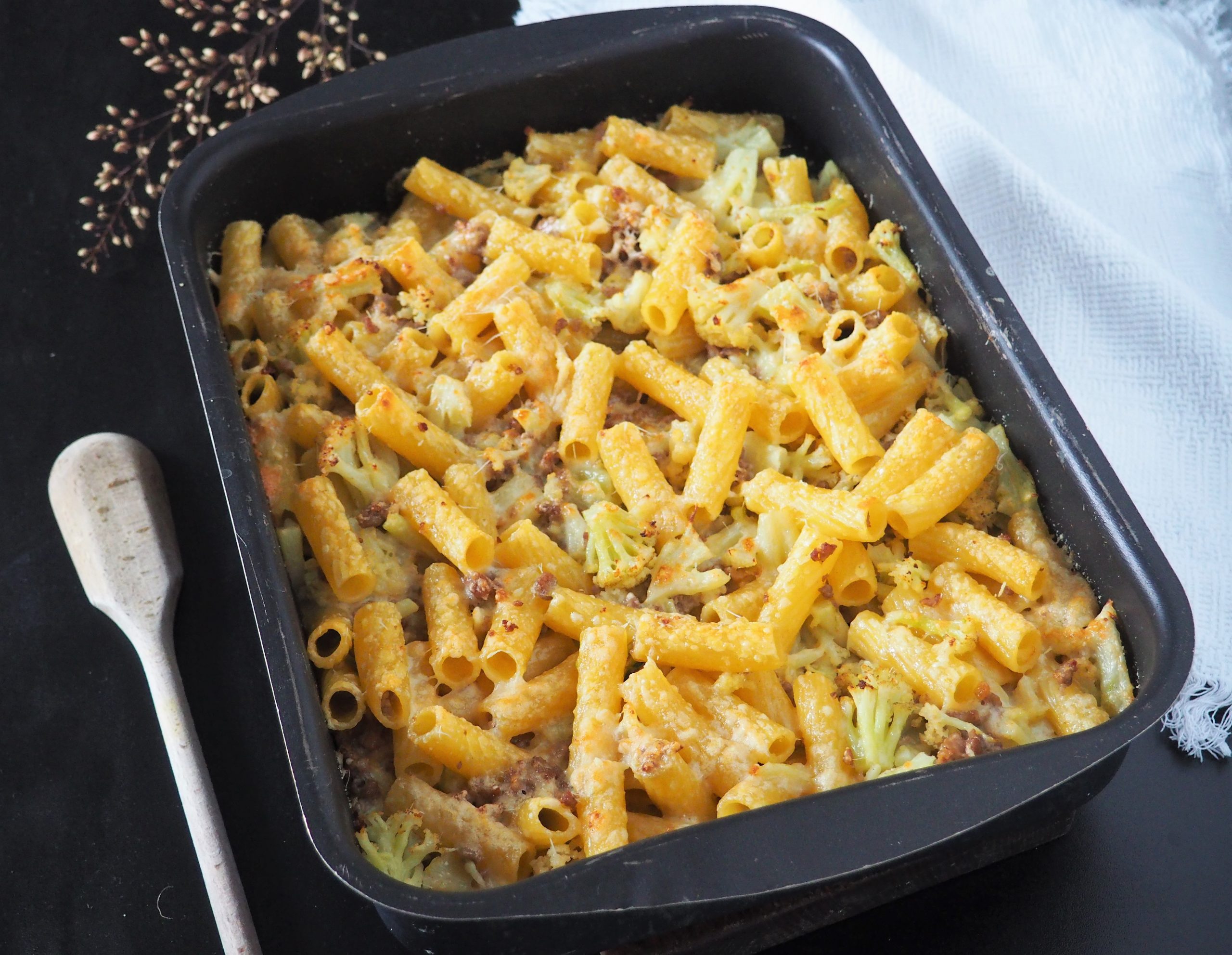 Tortiglioni au four avec chou-fleur, scamorza et saucisse