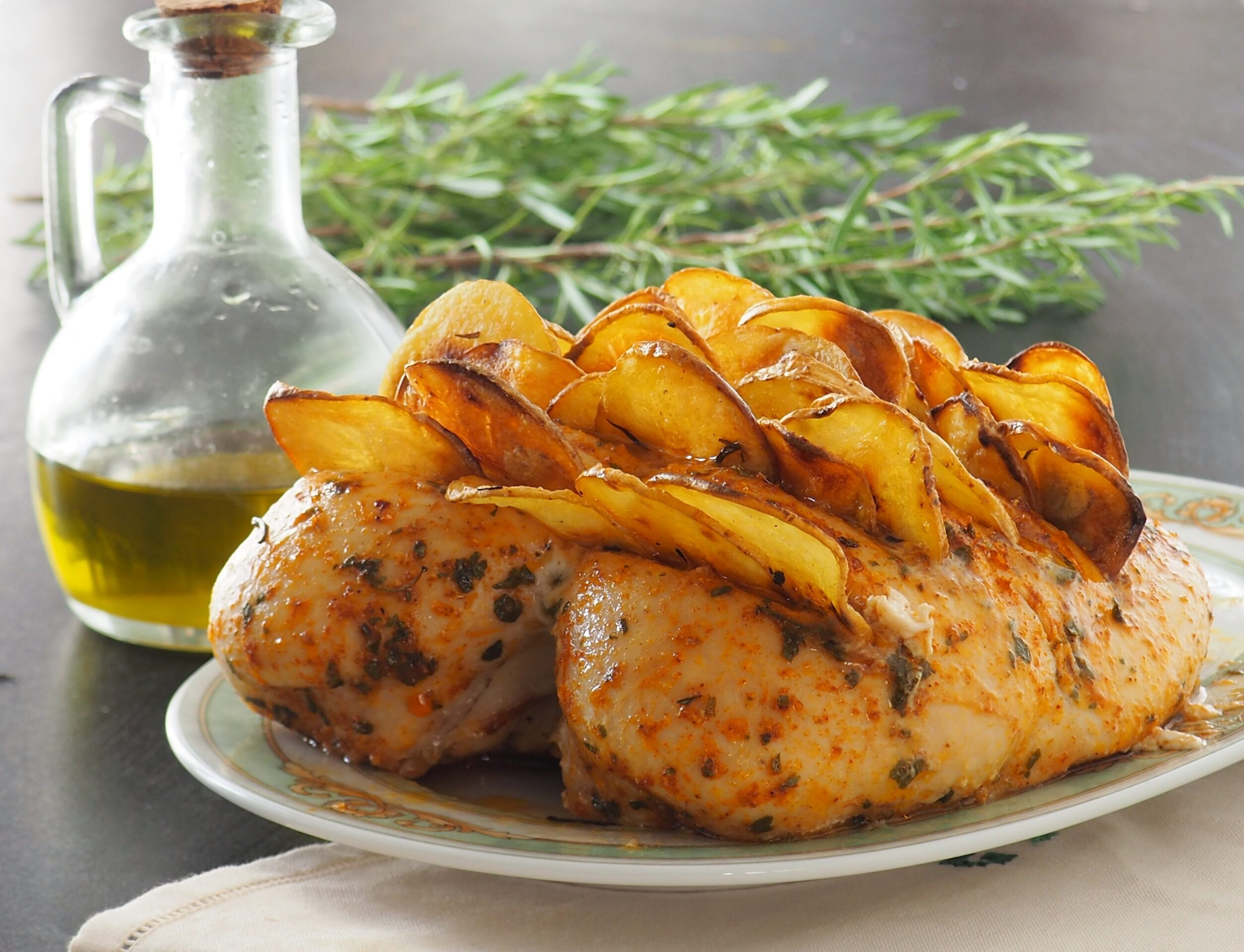 Poitrine de poulet au four garnie de pommes de terre