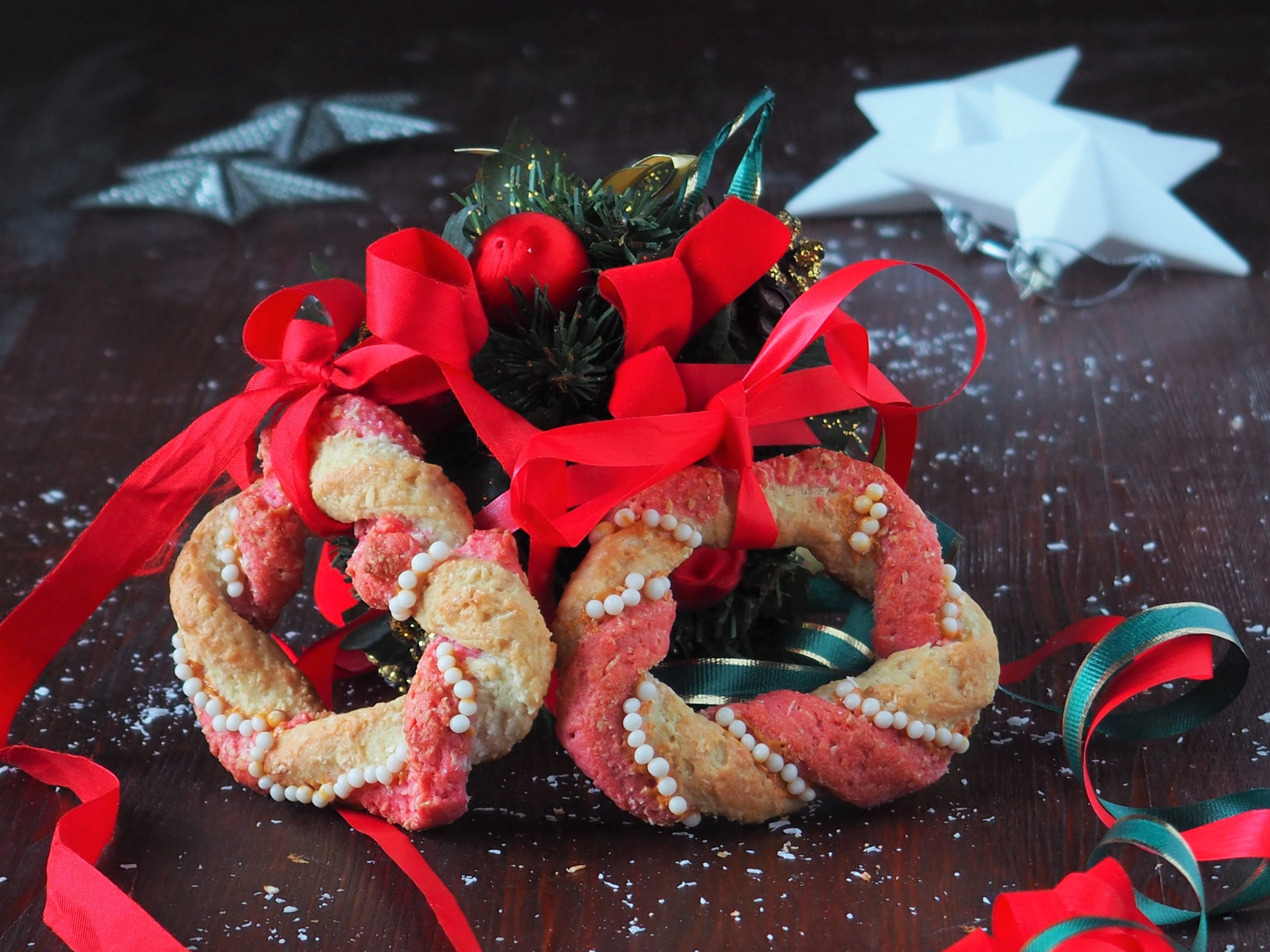 Couronnes bicolores de pâte sablée à la noix de coco