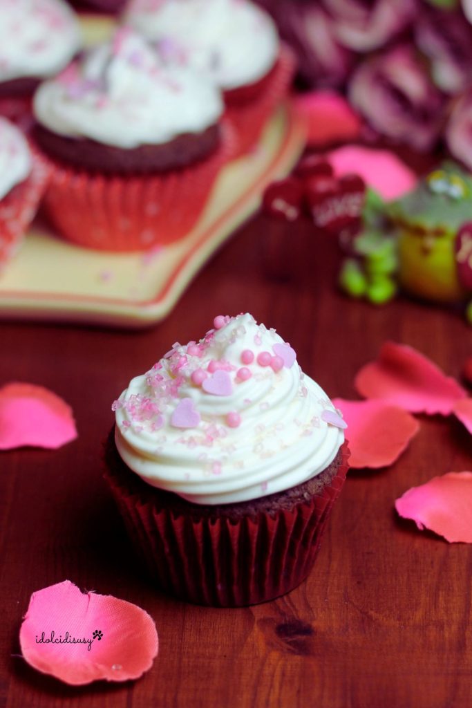 Cupcakes de la Saint-Valentin avec frosting à la crème et décorations roses