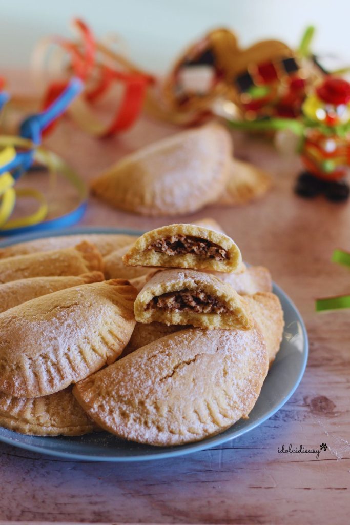 Raviolis sucrés à la ricotta avec des morceaux de chocolat, garniture visible et sucre glace