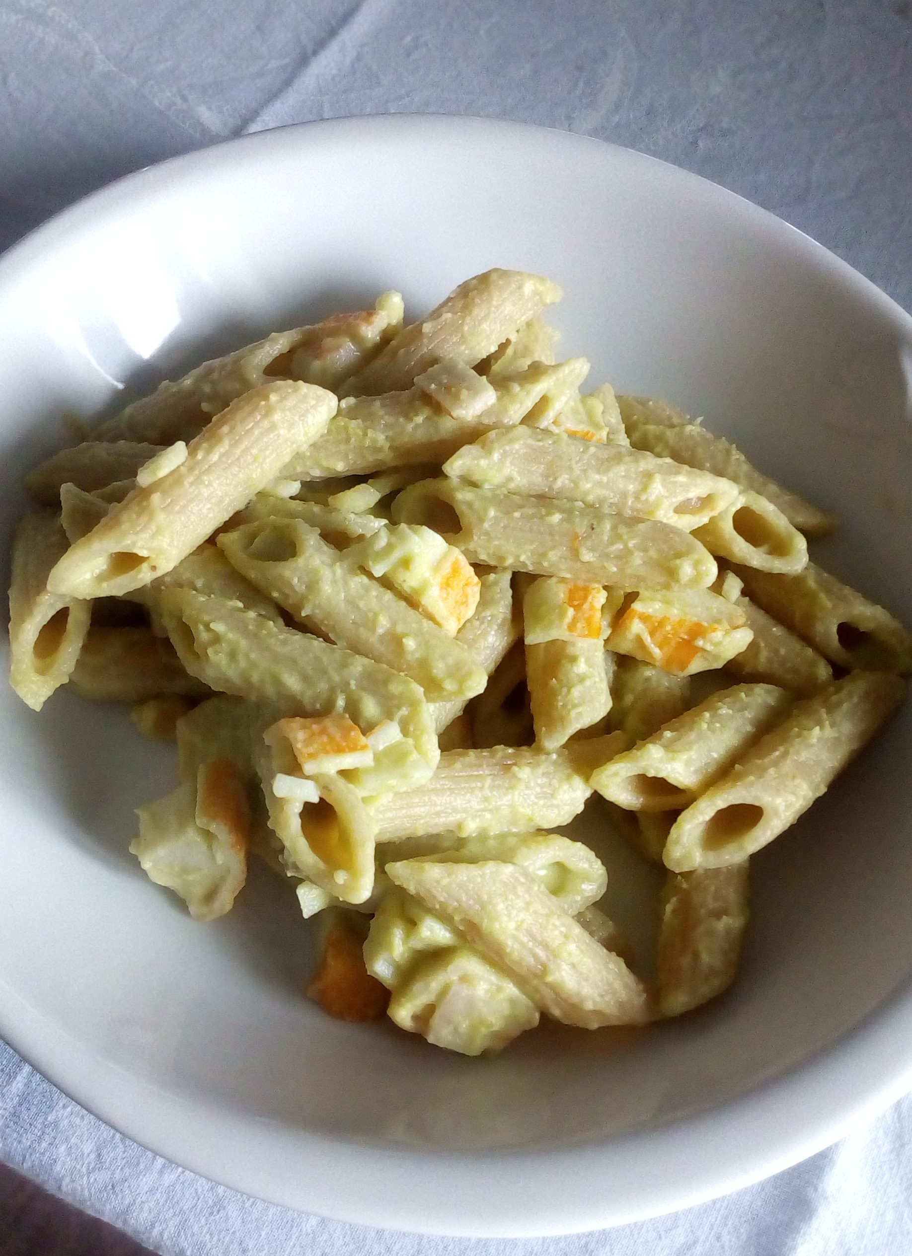 Penne complètes avec pesto de fèves et surimi