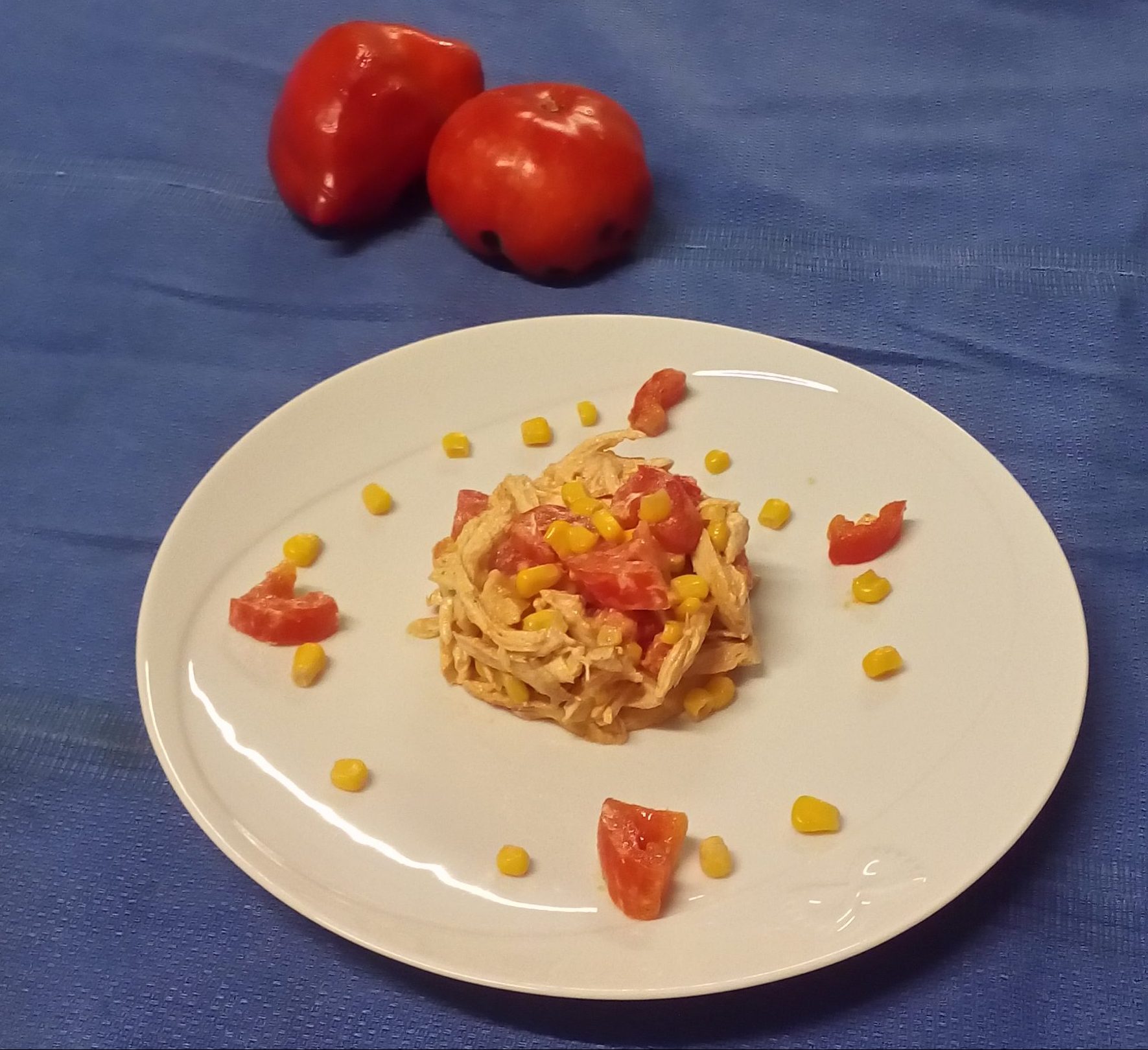 Poulet effiloché avec maïs et tomates