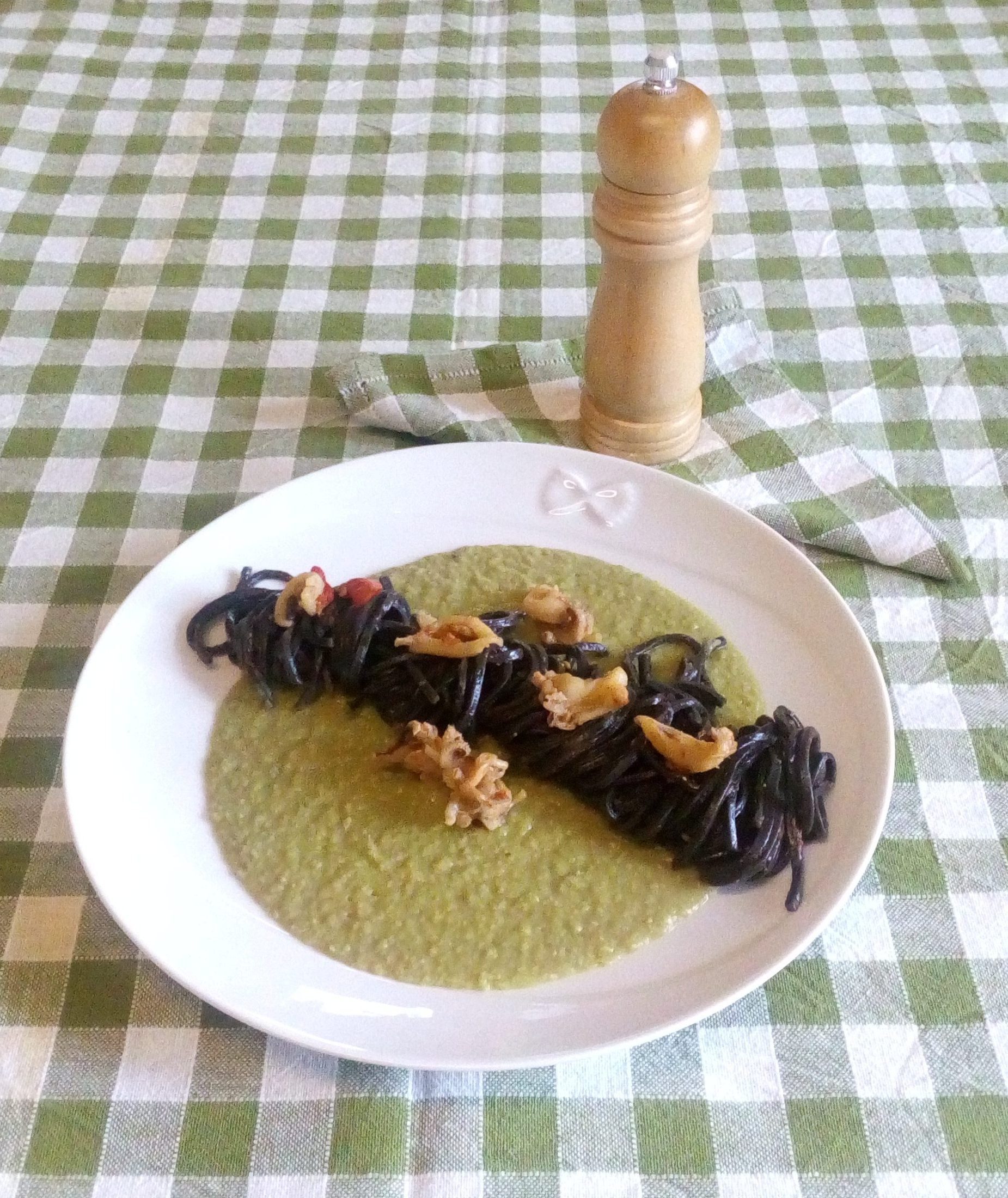 Spaghetti à l&rsquo;encre de seiche avec crème de petits pois
