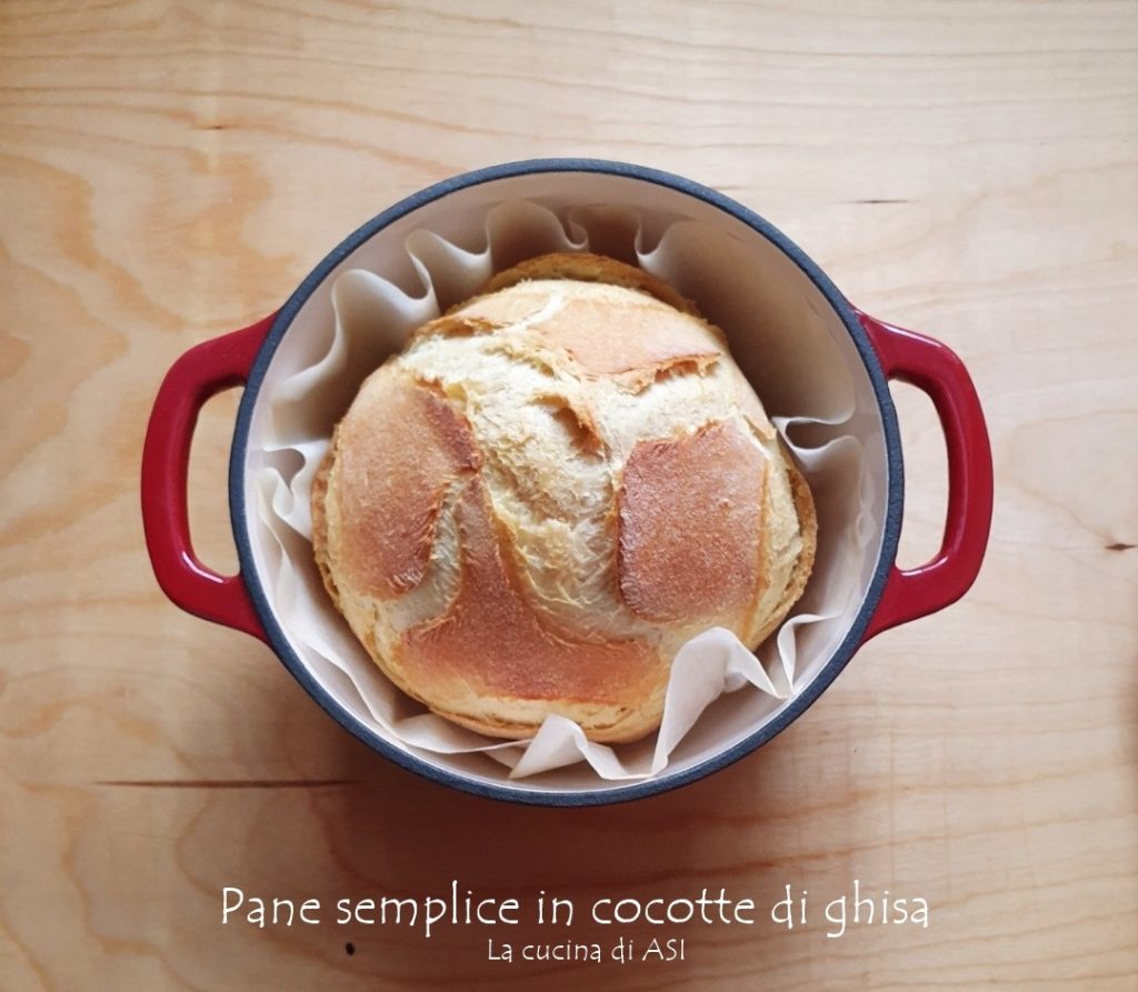 Pain simple cuit dans la cocotte en fonte