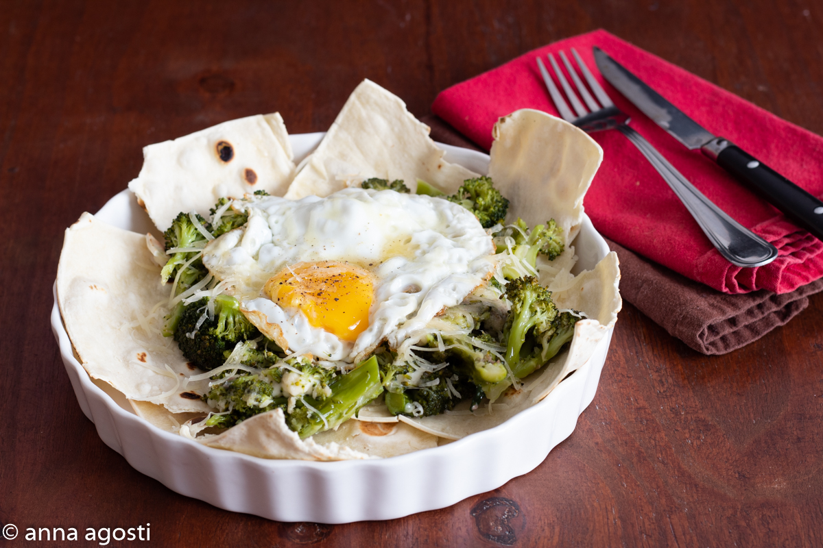 Pane Carasau avec Broccoli et Œufs au Plat