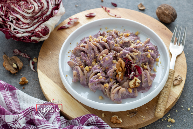 Pâtes crémeuses au radicchio et aux noix