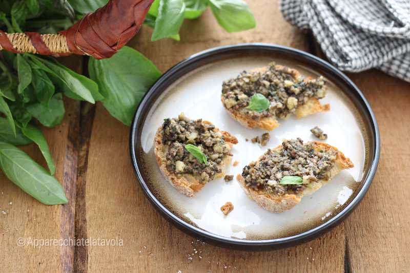 crostinis au pesto d'olives