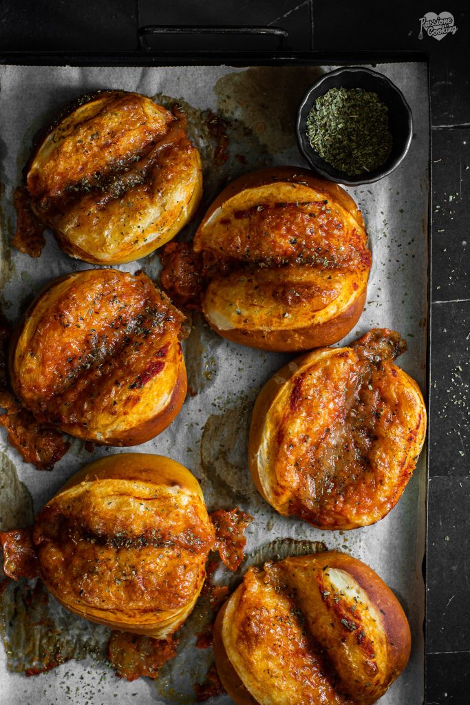 Laugenbrot à la pizzaiola