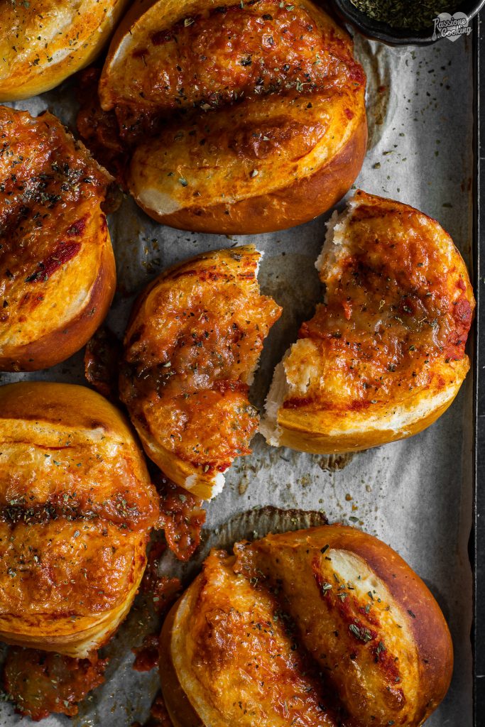 Laugenbrot à la pizzaiola