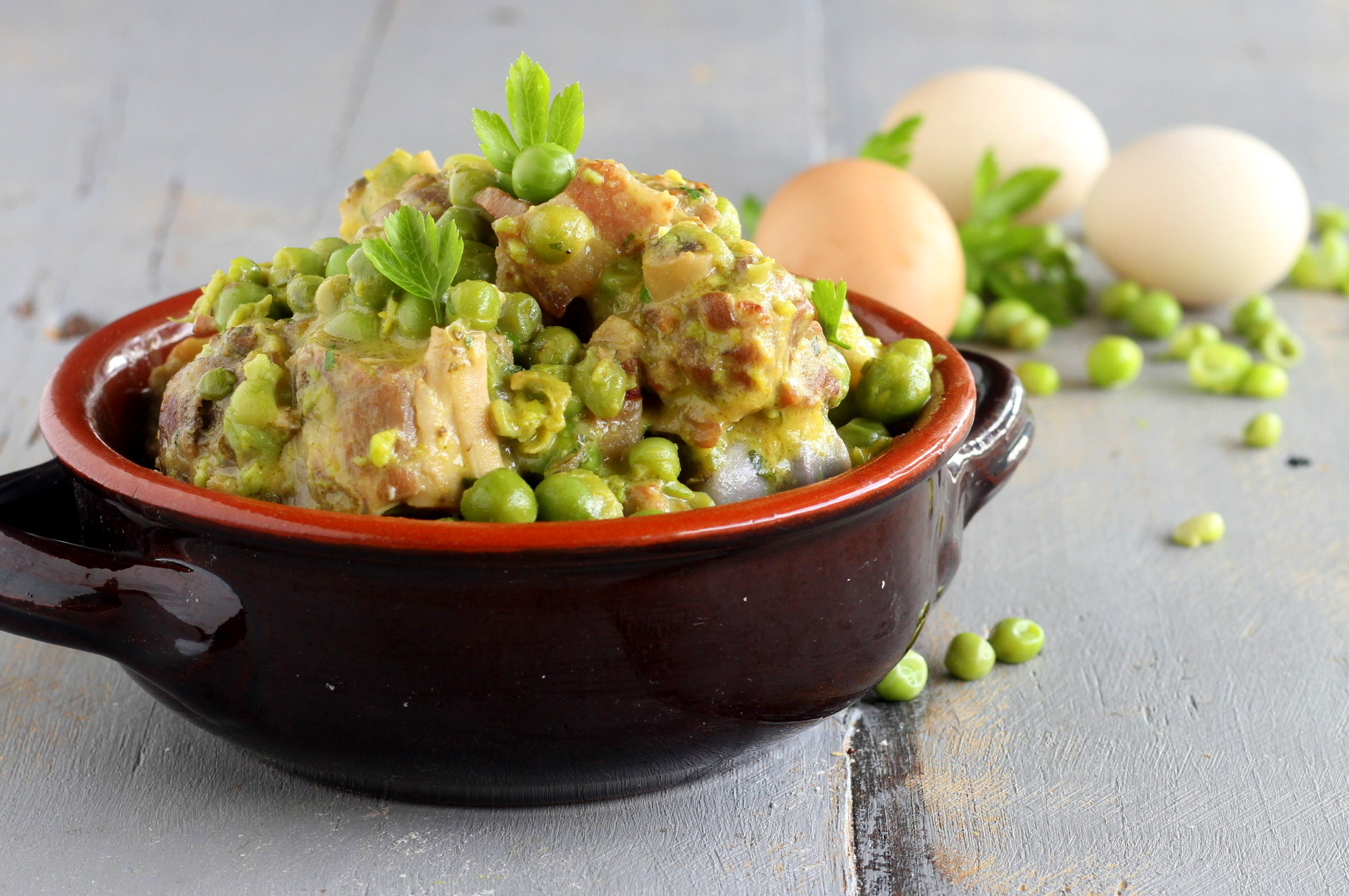 Agneau en brodo avec des petits pois