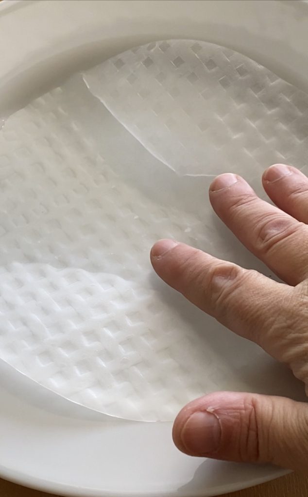 Trempez le papier de riz dans de l'eau chaude