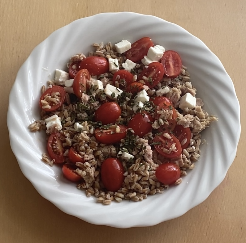 Salade d'épeautre, avec tomates cerises, feta et thon