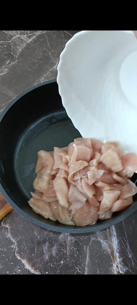 Versez le poulet dans la poêle