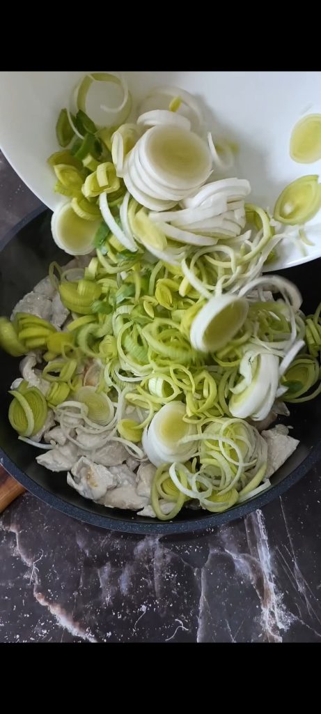 Ajoutez les poireaux et les petits pois