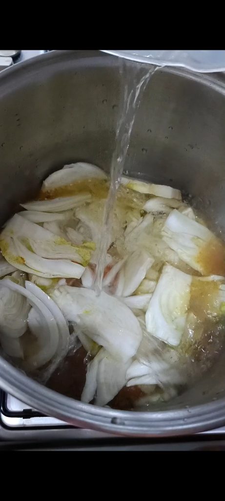 Mettez tous les légumes dans la casserole et versez de l'eau ou du bouillon de légumes
