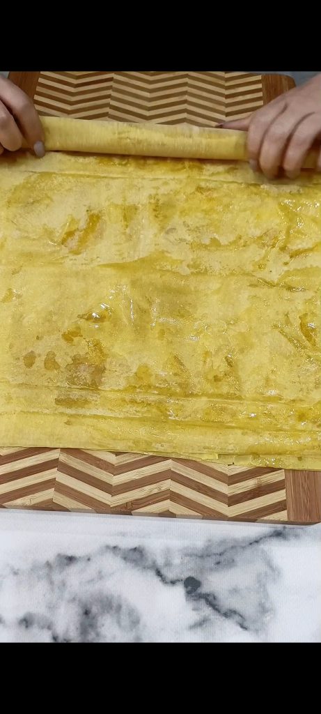 Nous roulons toutes les feuilles pour obtenir un rouleau