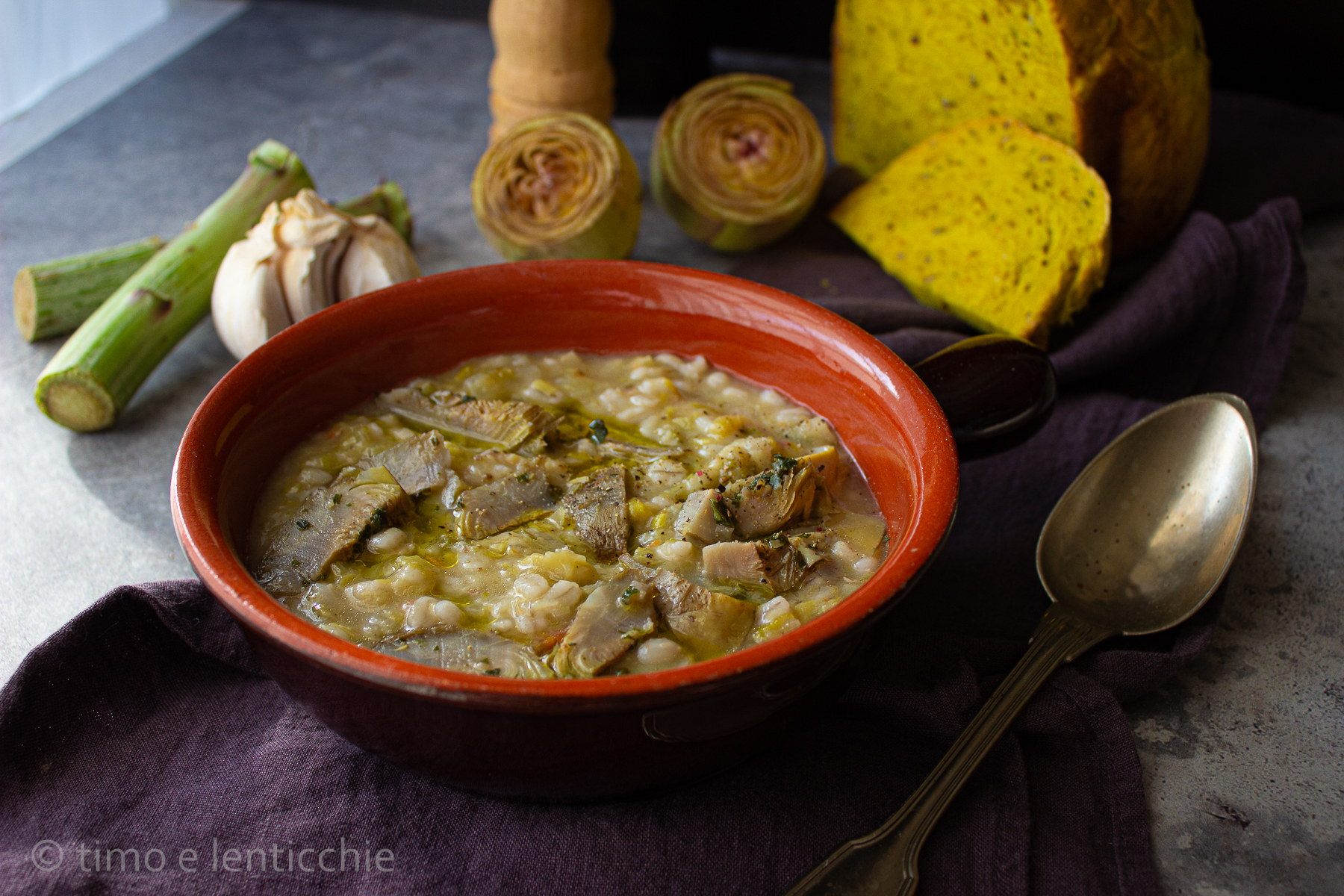 Soupe d&rsquo;orge avec artichauts