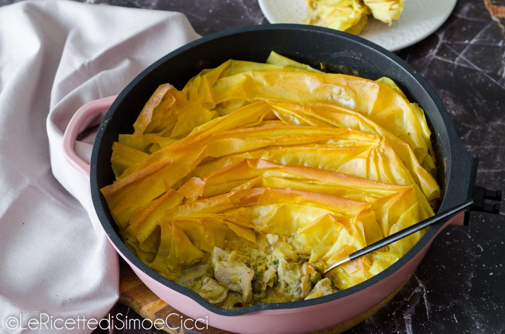 Tarte salée avec pâte filo, poulet et poireaux