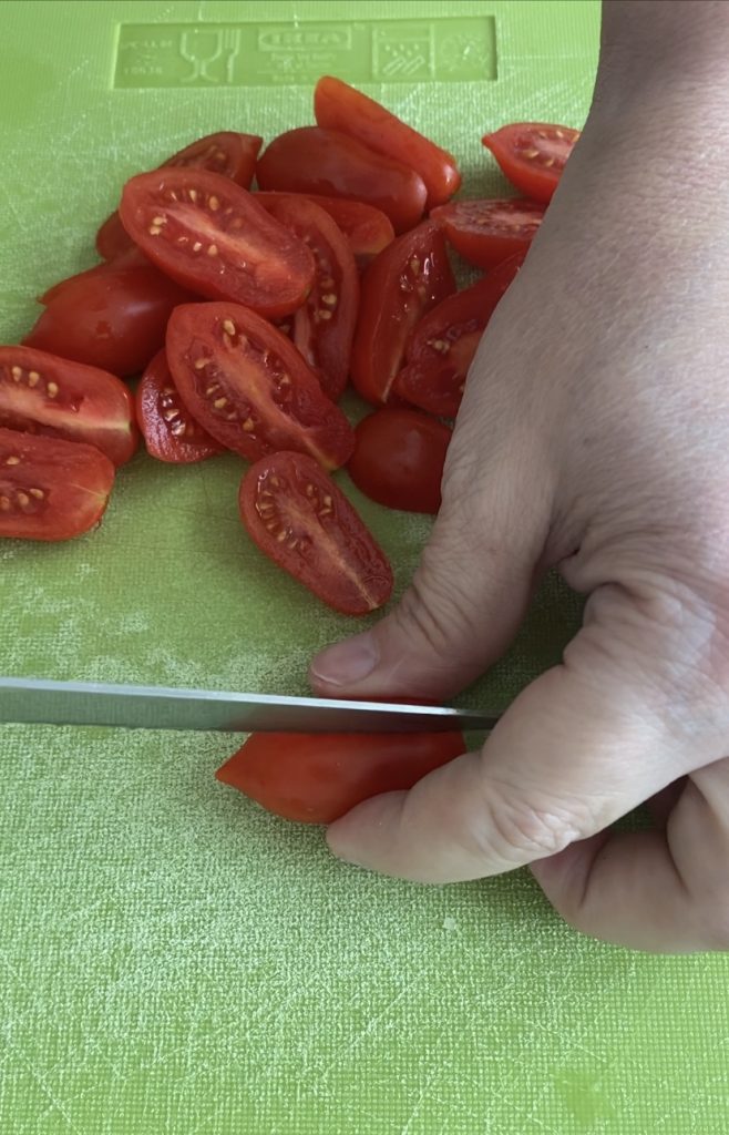 Couper les tomates cerises