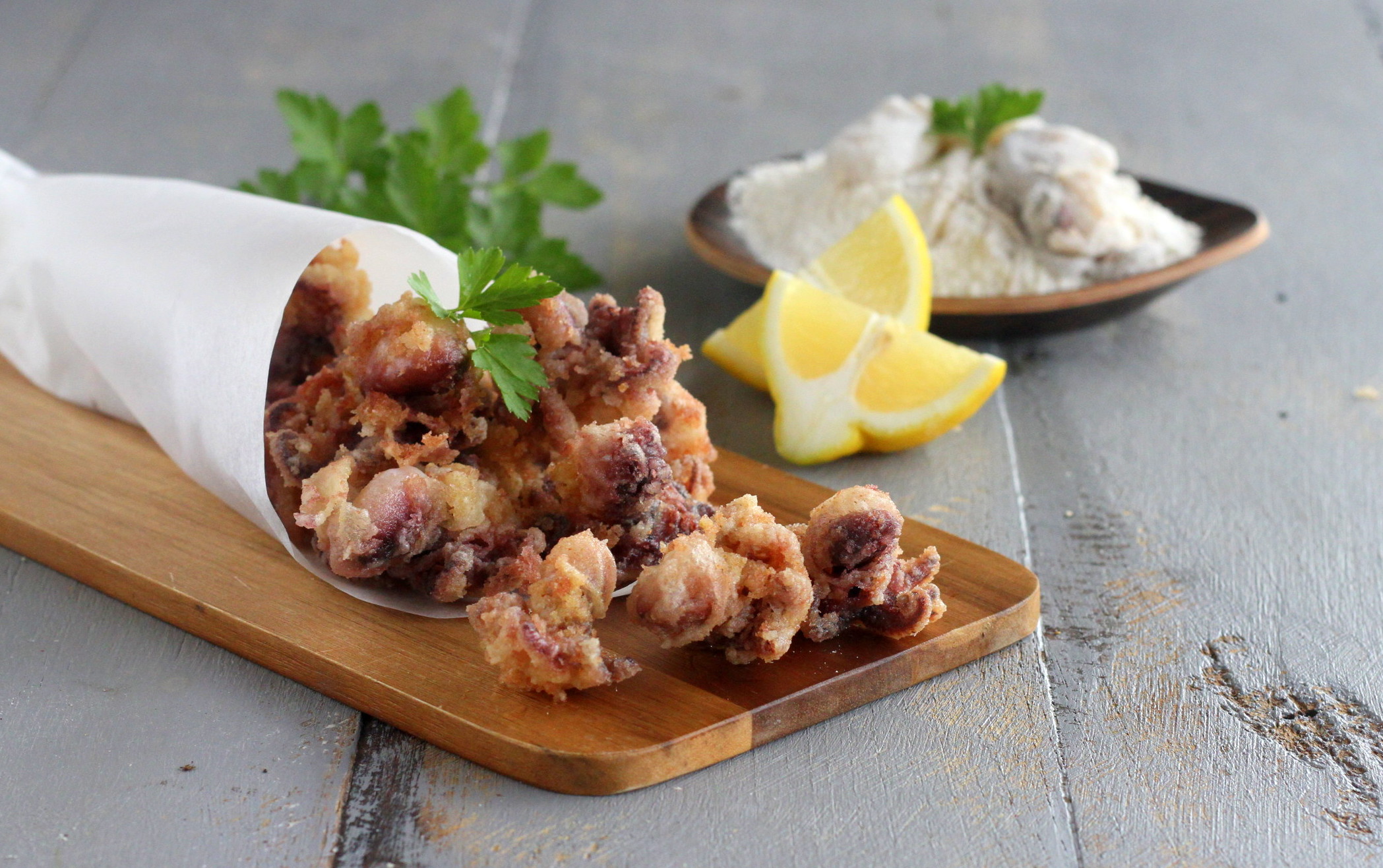 Petits poulpes farinés et frits