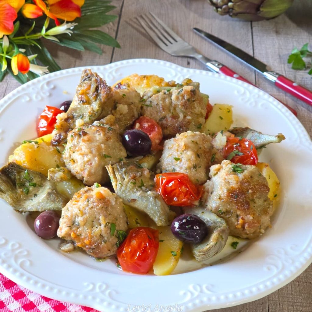 Boulettes mijotées à la méditerranéenne avec artichauts et pommes de terre
