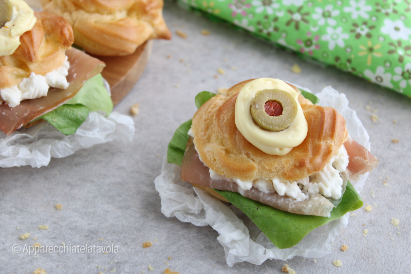 ZEPPOLES SALÉES FARCIES avec salade, jambon cru et stracchino