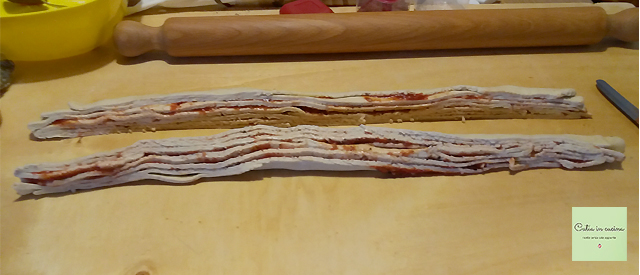 couper le rouleau de pâte sur le côté long