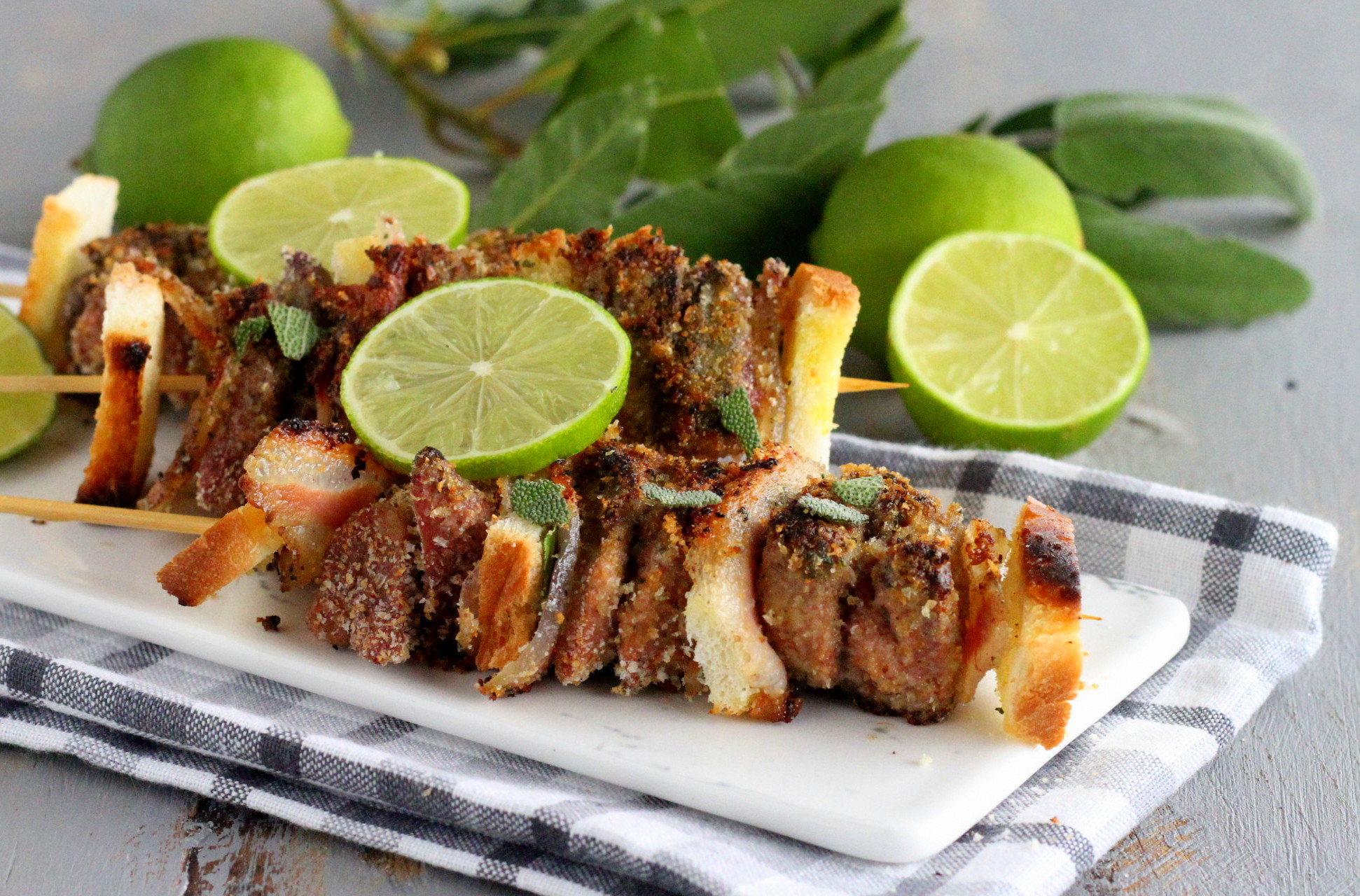 Brochettes de foie, joue et pain de mie