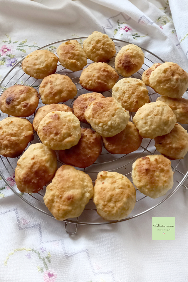 biscuits anti-gaspillage au citron et à l'orange fraîchement sortis du four