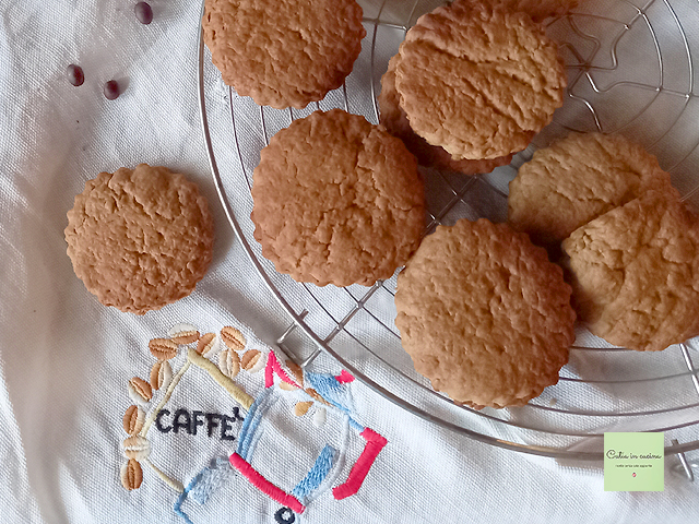 laisser refroidir les biscuits sur une grille