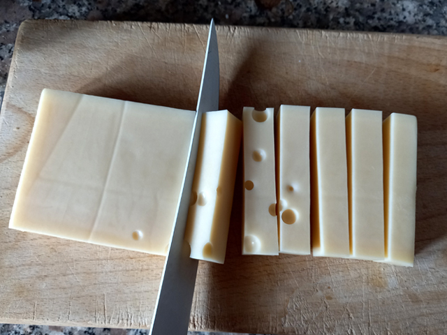 couper les bâtonnets de fromage