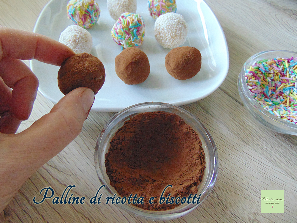 boules de ricotta et biscuits dans le cacao