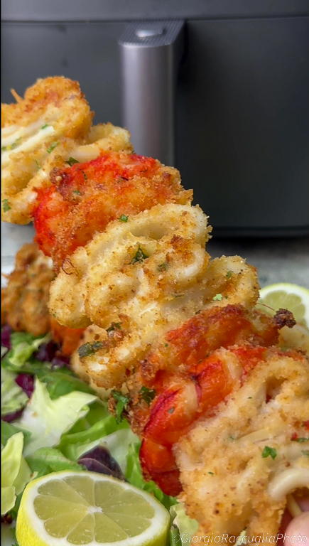 brochettes de calamars et crevettes dans une friteuse à air