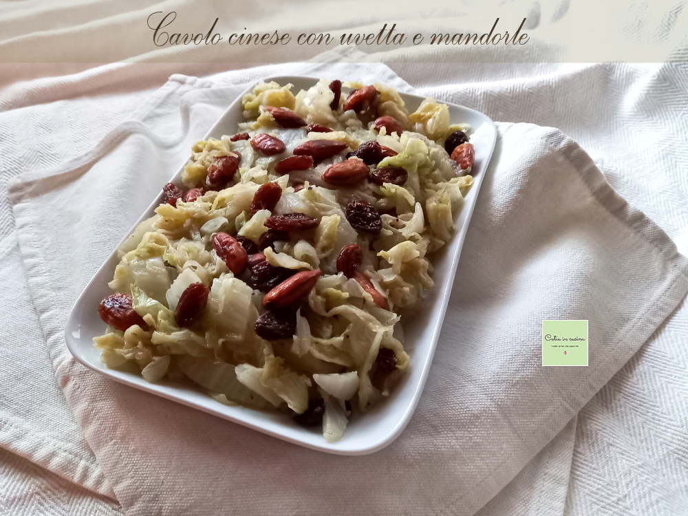 Chou chinois avec raisins secs et amandes