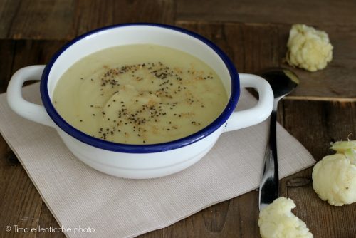 Velouté de chou-fleur blanc et graines de chia