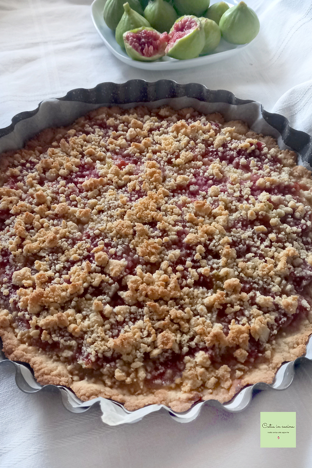 crumble aux figues fraîches à peine sorti du four